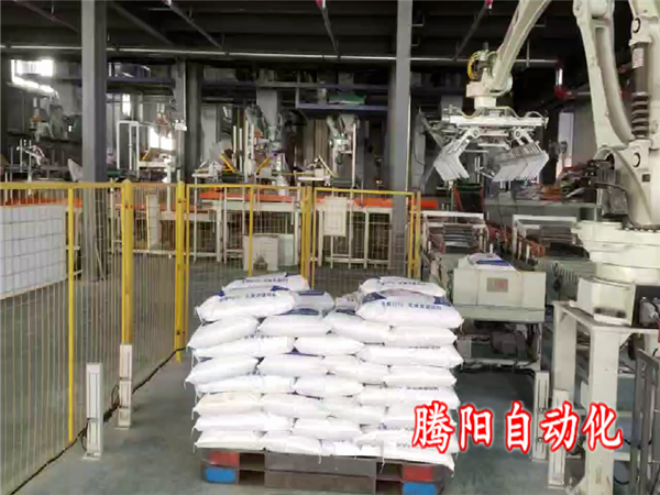 一臺飼料碼垛機器人負責多條生產(chǎn)線碼垛