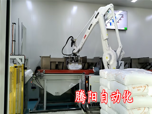 聚乙烯顆粒拆包投料機(jī)器人化工生產(chǎn)的“高校潔凈幫手”   